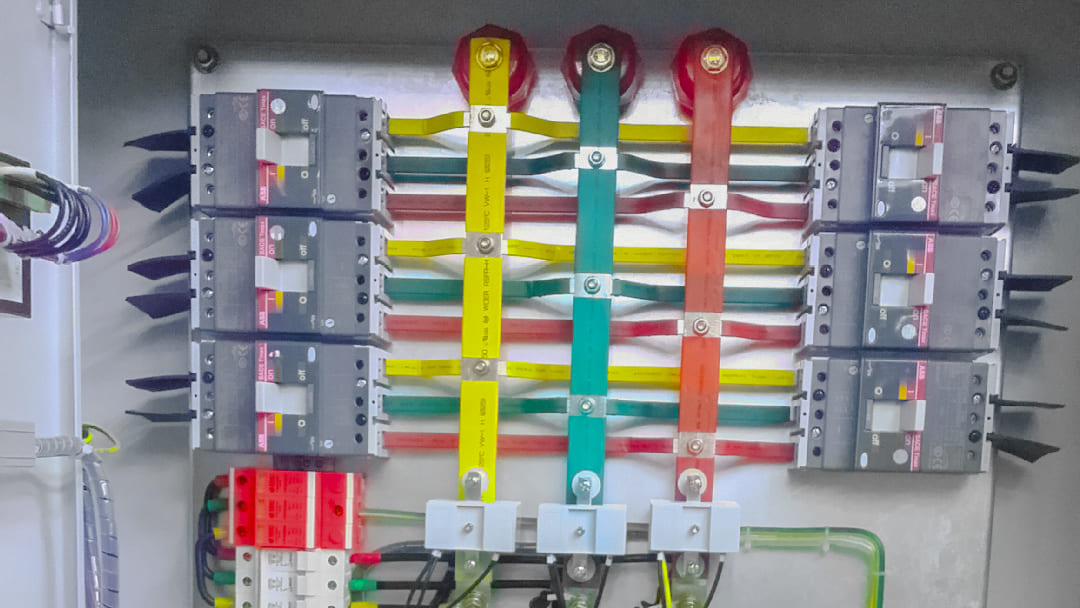 低壓母排安全距離 低壓母排安全距離